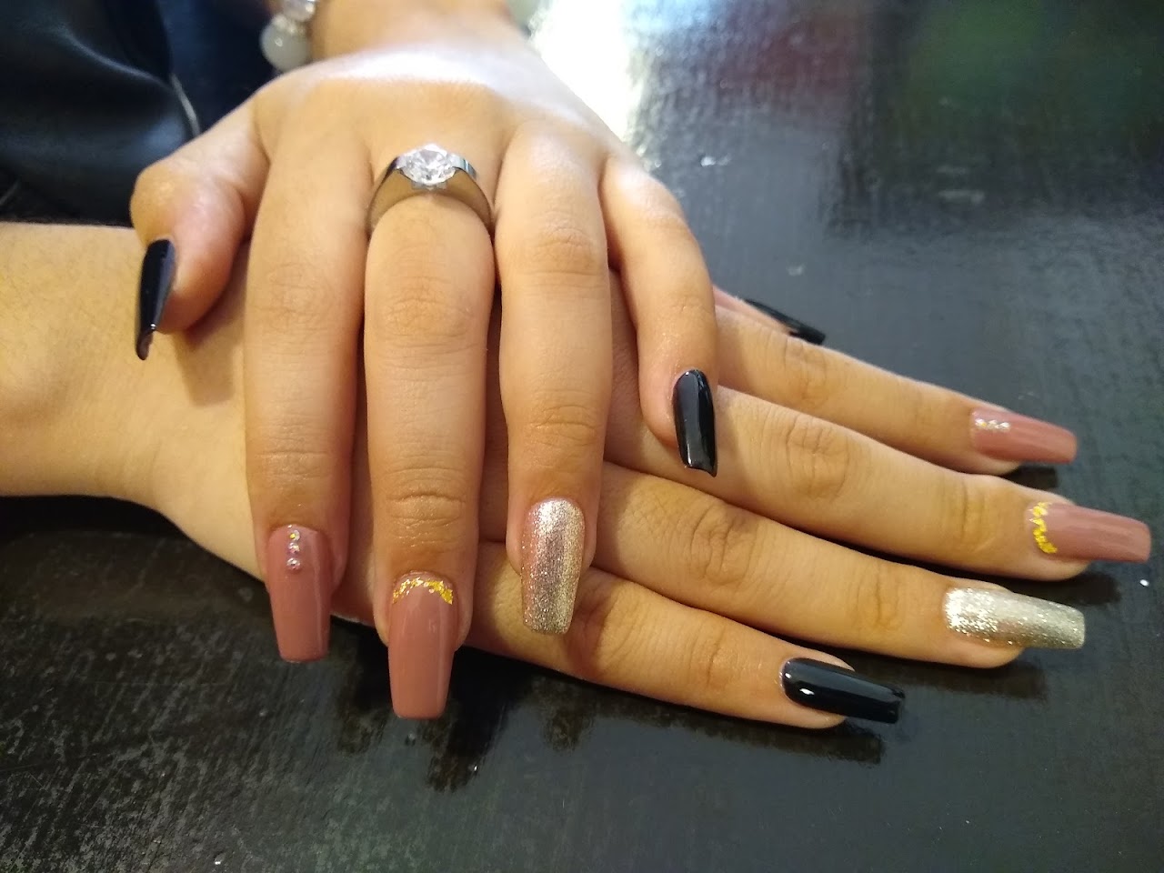 Manicura realizada en Alice & John Peluquería