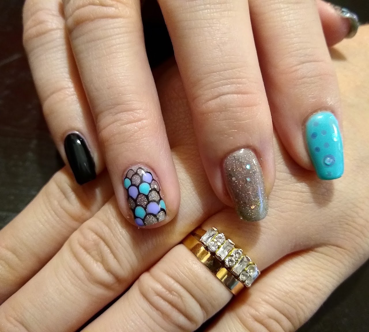 Detalle de diseño de uñas en Alice & John Peluquería